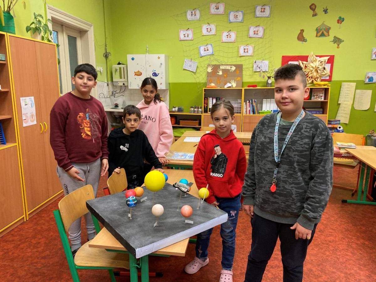 Měsíc leden byl ve znamení zvýšené nemocnosti žáků. I přesto byla naše výuka zpestřena řadou zábavných a přínosných aktivit. Žáci měli možnost vycestovat do Prahy, kde zhlédli divadelní představení „Jak jsem se ztratil“, které se jim velmi líbilo.