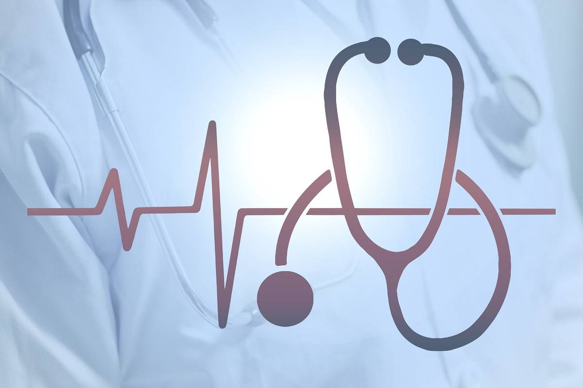 Nemocnice v Třebíči i v Novém Městě na Moravě rozšiřují služby pro pacienty se sluchovým postižením. Nově mohou neslyšící pacienti využít online tlumočení znakového jazyka, které umožňuje okamžitou komunikaci se zdravotnickým personálem bez předchozí domluvy. Služba je pro pacienty zcela zdarma. Při vyšetření zdravotník komunikuje přímo s pacientem, zatímco tlumočník převádí mluvené slovo do znakového jazyka. Telefon slouží pouze jako komunikační prostředník a nenarušuje osobní kontakt mezi pacientem a zdravotníkem.