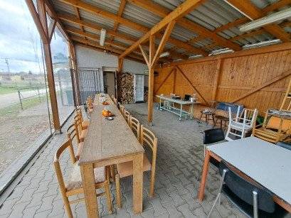 ZÁMĚR OBCE KESTŘANY Záměr pronájmu   Kiosku – občerstvení na hřišti v Kestřanech Obec Kestřany v souladu s ustanovením § 39 odst. 1 zákona č. 128/2000 Sb., o obcích (obecní zřízení), ve znění pozdějších předpisů, zveřejňuje tímto záměr pronajmout část nemovitého majetku obce. 1. Předmět pronájmu Předmětem pronájmu je objekt kiosku – občerstvení, který se nachází v areálu fotbalového hřiště v obci Kestřany, umístěný na stavební parcele č. 260, v katastrálním území Kestřany. Součástí předmětu pronájmu je:  stavba kiosku (objekt občerstvení), vnitřní prostory určené k přípravě a výdeji občerstvení, skladovací a technické zázemí, přilehlé venkovní posezení (dle skutečného stavu), možnost využití sociálního a provozního zázemí.  2. Účel pronájmu Účelem pronájmu je provozování kiosku – občerstvení, zejména v souvislosti se sportovními, kulturními a společenskými akcemi konanými v areálu fotbalového hřiště, případně při běžném provozu sportoviště. 3. Doba pronájmu Pronájem se předpokládá na dobu určitou / neurčitou (bude upřesněno dle rozhodnutí zastupitelstva obce) s možností následného prodloužení za podmínek stanovených ve smlouvě. 4. Nájemné Výše nájemného je symbolické,  bude stanoveno dohodou a schválena příslušným orgánem obce. •             Energie (elektřina, voda): budou účtovány samostatně dle skutečné spotřeby Obec si vyhrazuje právo zohlednit:  nabídnutou výši nájemného, zkušenosti zájemce s provozováním obdobného zařízení, kvalitu a rozsah nabízených služeb.  5. Podmínky podání nabídky Zájemci o pronájem mohou předložit písemnou nabídku, která bude obsahovat zejména:  identifikaci zájemce (jméno/název, adresa/sídlo, IČO, kontaktní údaje), stručný popis záměru provozování kiosku, návrh výše nájemného, případné reference nebo zkušenosti v oboru.  Nabídky je možné doručit osobně na obecní úřad Obce Kestřany , nebo •             písemně vhozením přihlášky do schránky Obecního úřadu Kestřany, případně  emailem  na obec.kestrany@seznam.cz   31.3.2026 6. Další ustanovení  Obec Kestřany si vyhrazuje právo nevybrat žádnou z doručených nabídek. Zveřejnění tohoto záměru nepředstavuje právní nárok na uzavření nájemní smlouvy. O uzavření nájemní smlouvy rozhodne příslušný orgán obce.  Tento záměr je zveřejněn na úřední desce Obce Kestřany v souladu se zákonem. V Kestřanech dne: 6.2.2026 RK