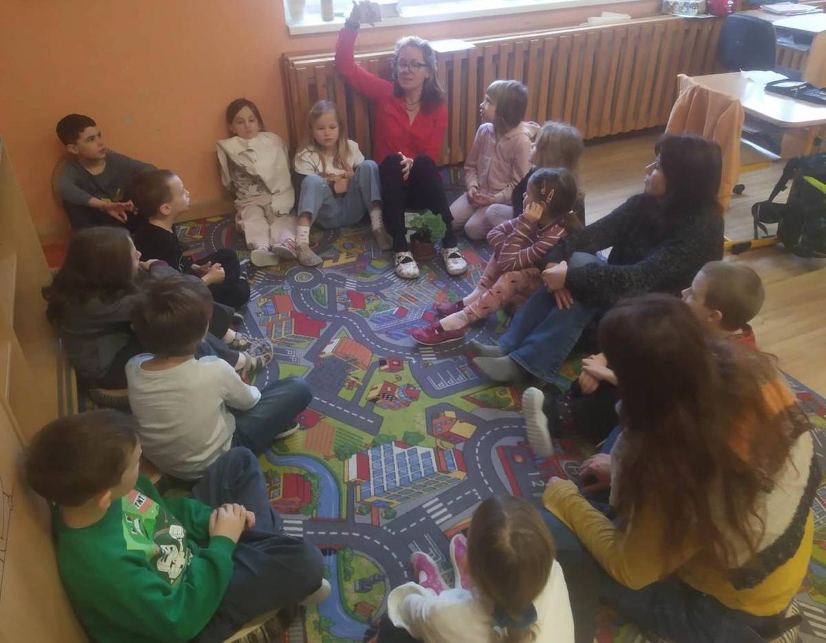 Strom rýmovník se naplnil obrázky, které se rýmují. A každá skupinka vymyslela vlastní básničku. Tandemová výuka rozvoj čtenářství.