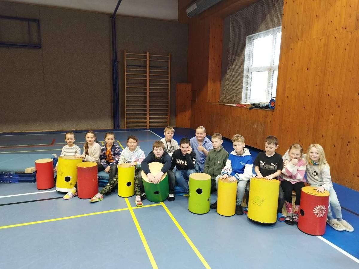 Dne 29. ledna 2026 se ve škole konala zajímavá akce, kterou vedl Zdeněk Roller. Všichni žáci se vystřídali v bubnování a prožili tak hudební cestu kolem světa, která je seznámila s různými hudebními rytmy a tradicemi.