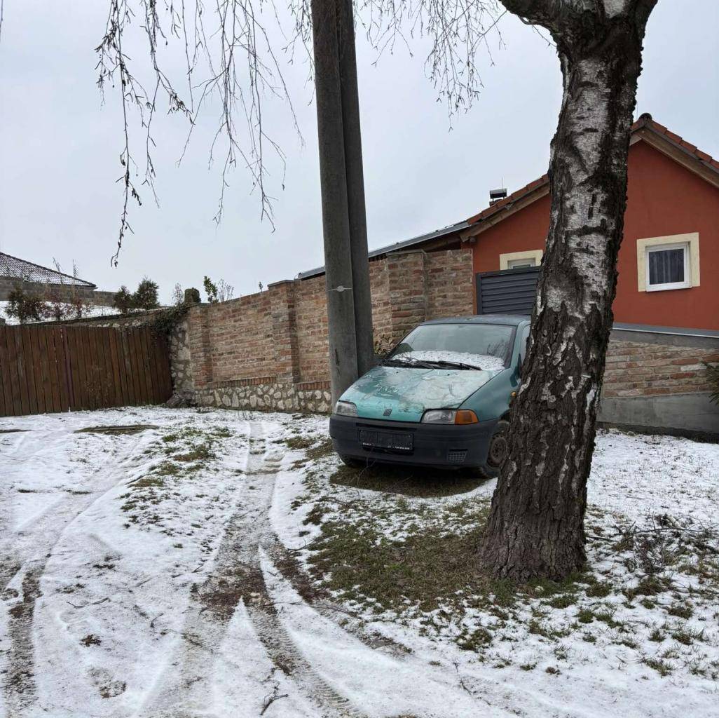 Žádáme majitele vozidla zelené barvy, které je odstaveno na obecním pozemku v ulici Višňové, ať se přihlásí na obecním úřadě, tel. č. 519 518 763.