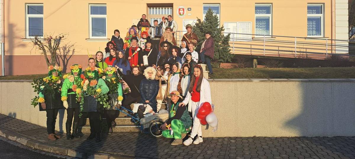 Zveme dívky a ženy do fašankového průvodu v sobotu 14. 2. 2026. Sraz v maskách je v 7. 30 na obecním úřadě. Babkovnicím předem děkujeme!  Bližší informace na tel. č. 607086886.