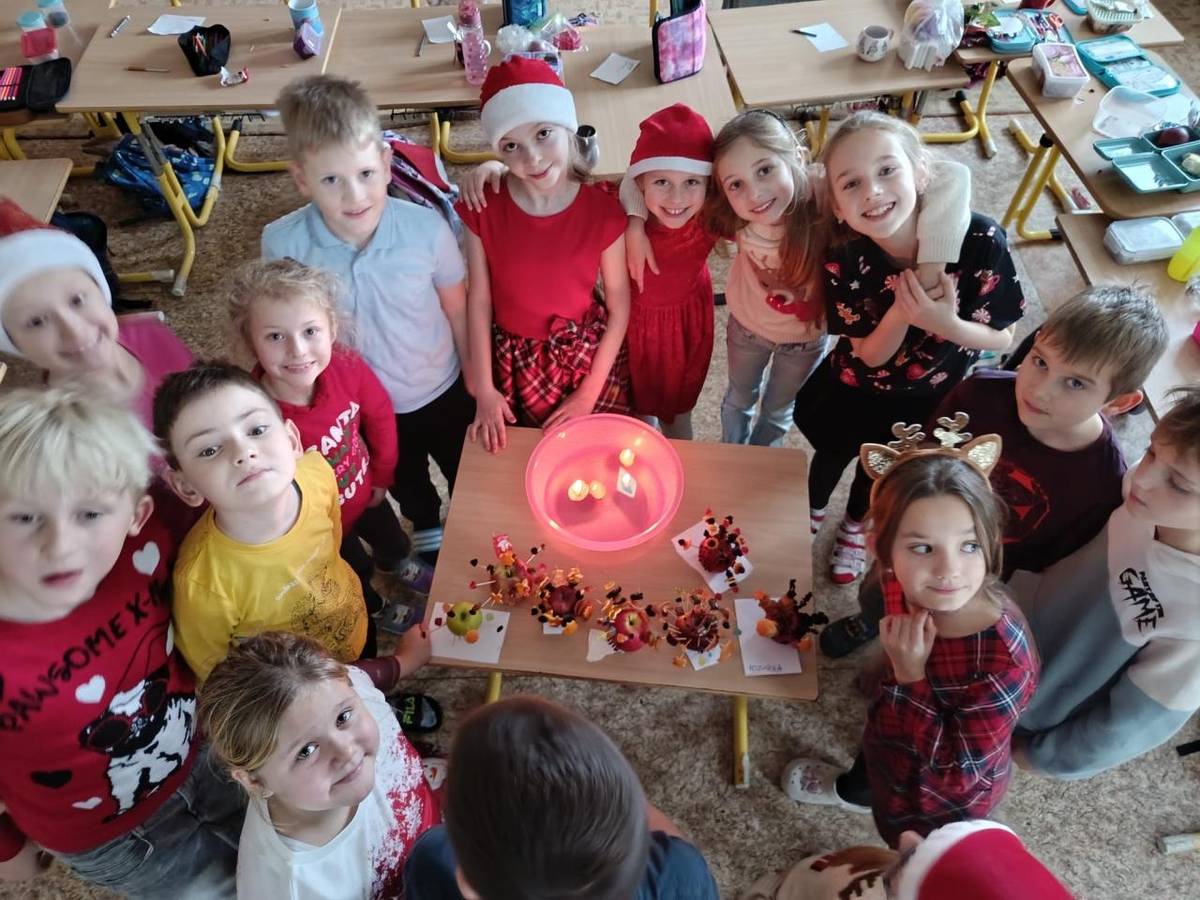 Poslední školní prosincový den se nesl v duchu vánočním. Připomněli jsme si různé tradice- jako je krájení a zdobení jablíček, pouštění lodiček, zapalování svíček a prskavek, zpívání koled. Uvařili jsme si čaj a ochutnávali cukroví. Nakonec přišel i Ježíšek. Byl to fajn den.