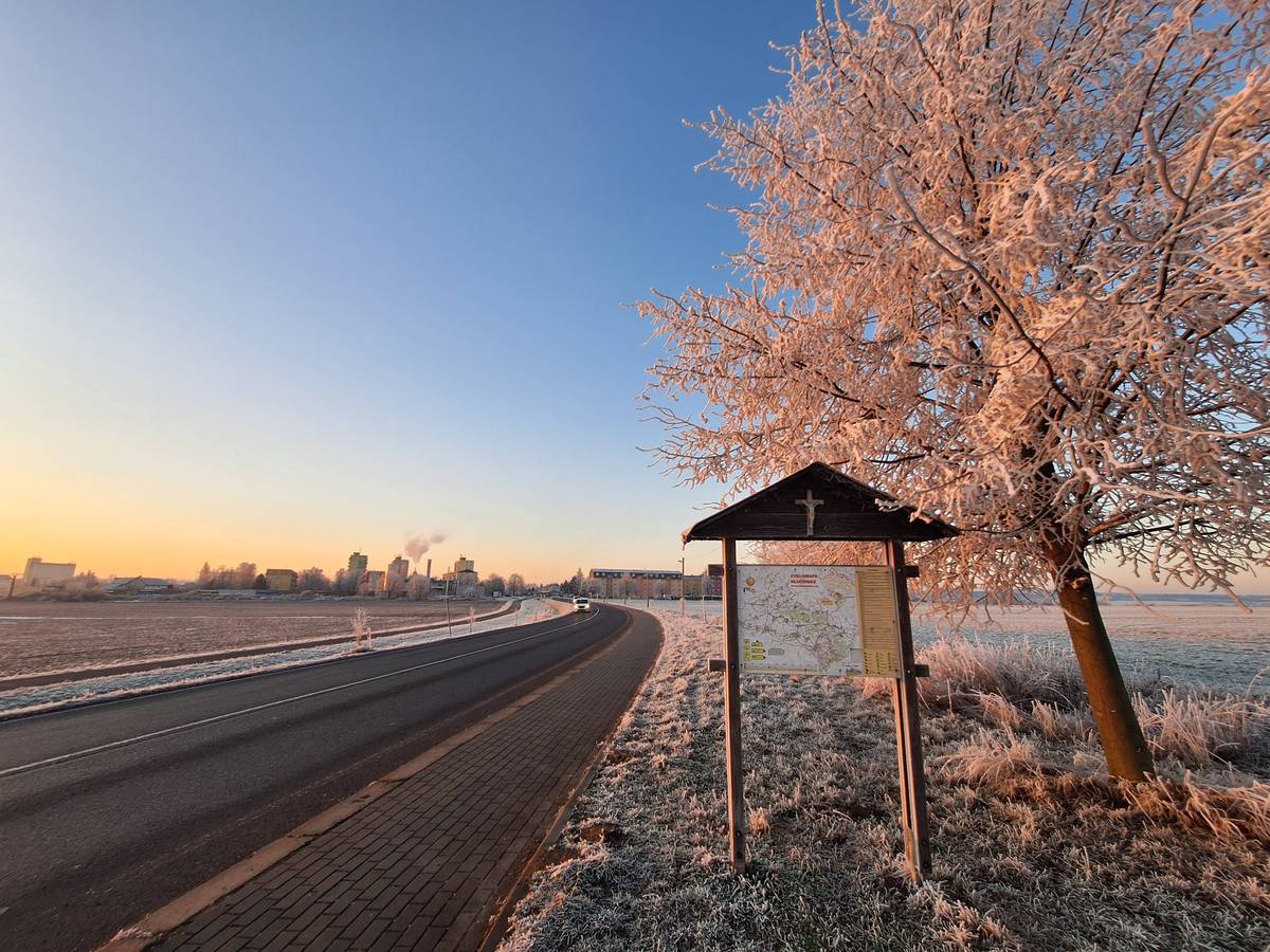 Dnes to venku pořádně klouže! 🧊 I když se silnice zdají být jen mokré, může jít o tzv. černý led, který je téměř neviditelný. Apelujeme na všechny řidiče i chodce, aby dnes maximálně dbali na svou bezpečnost. Brzdná dráha se na náledí prodlužuje až desetinásobně!   Řidiči: Snižte rychlost a dodržujte bezpečný odstup. Zapomeňte na prudké brzdění.   Chodci: Zvolte obuv s protiskluzovou podrážkou a využívejte ošetřené trasy.   Senioři: Pokud nemusíte, odložte pochůzky na pozdější hodinu, až silničáři dokončí údržbu.   Buďte na sebe opatrní a dorazte do cíle v pořádku! ❄️ #hlucin #mestohlucin #bezpecnost #naledi
