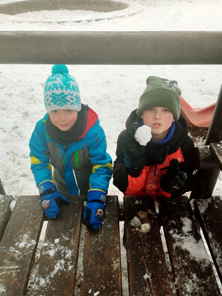 Lednové chvilky ve školní družině jsme naplnili ketlováním, hrátky v terénu, bruslením ve Štěpánovicích, rukodělnou činností, vyráběním dárečků pro děti k zápisu do 1.třídy, výrobou mýdel, také jsme se učili šít a poznávali zvířátka.