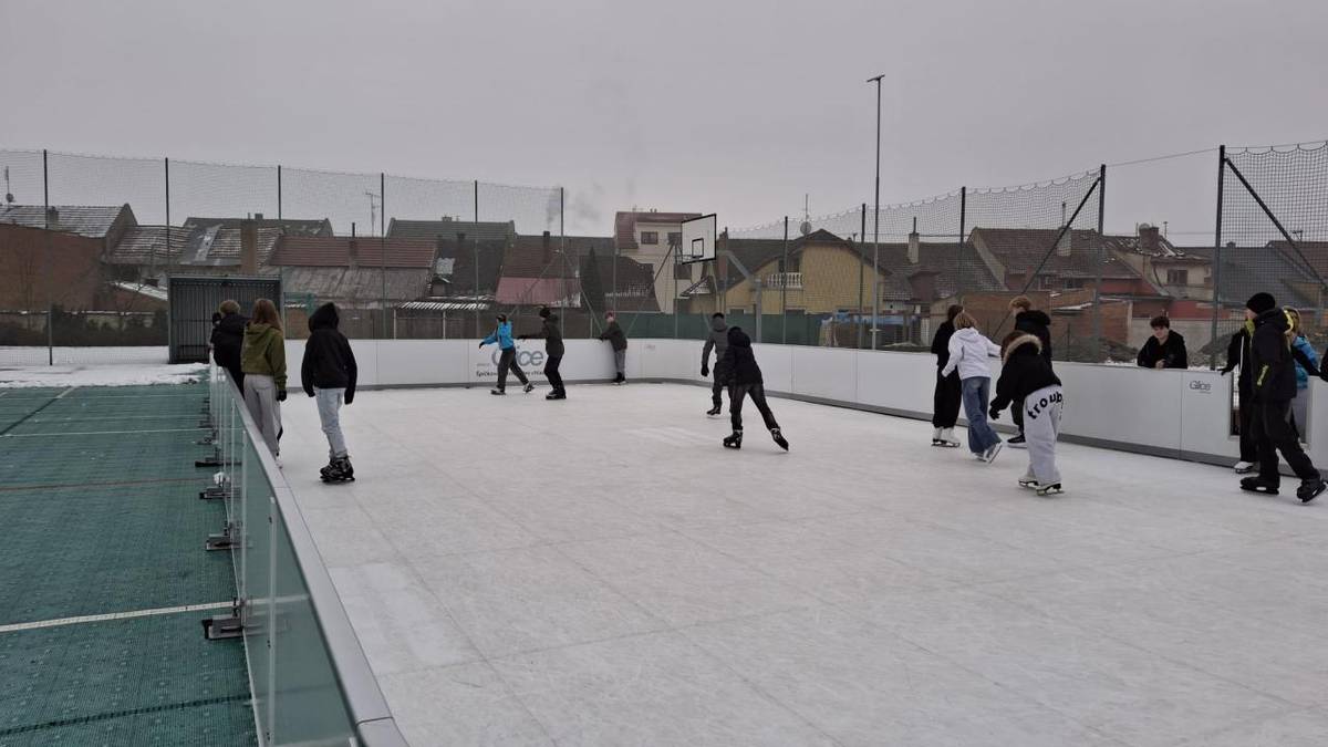 Připraveno je i občerstvení od Rudolfů, v areálu je přístupné WC, broušení bruslí. Na plochu kluziště vstupujte pouze na bruslích, vstupovat v botách je zakázáno - ničí se povrch a nosí se kamínky na podrážkách. Chovejte se ohleduplně a dbejte na bezpečnost svou i ostatních bruslařů.  Vstup zdarma.