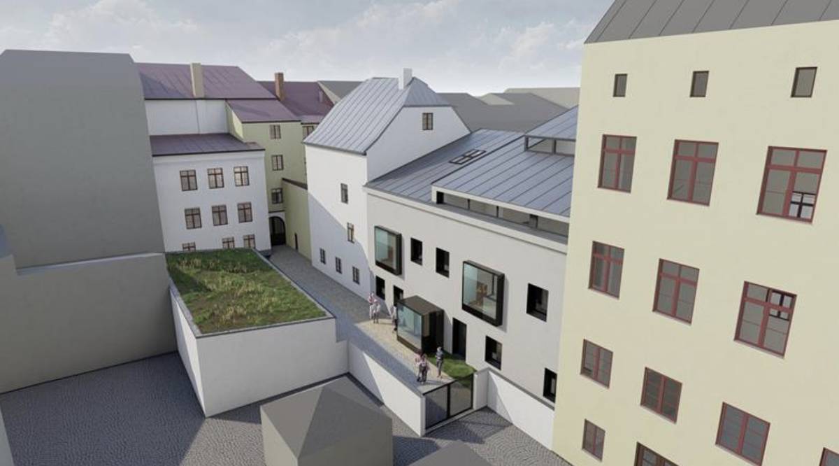 Muzeum Vysočiny Jihlava na Masarykově náměstí v Jihlavě prochází velkou proměnou. Už v létě 2026 se návštěvníci mohou těšit na nové edukační centrum, dvě výstavní místnosti a upravený dvůr se zelení a posezením. Přibude také střešní terasa a prosklený ateliér pro tvoření i pozorování hvězd. Cílem je otevřít muzeum ještě více lidem, nabídnout moderní zázemí pro vzdělávání i zážitky a zpříjemnit návštěvu všem generacím. Dobrá zpráva: muzeum zůstává po celou dobu rekonstrukce otevřené. Projekt za 80 milionů korun vzniká s podporou IROP.