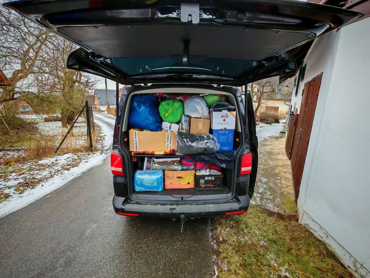 Děkujeme všem, kteří v neděli přispěchali s oblečením v rámci sbírky pro Ukrajinu.  Dnes odvazi spolek Clovecina prvni varku a jedou jeste dnes - nekolik dodavek soucasne - na Ukrajinu.   Meli velkou radost a byli fakt prekvapeni, kolik se toho na Žernově sebralo.   Za sebe děkuji organizátorům sbírky.  Libor Mojžíš