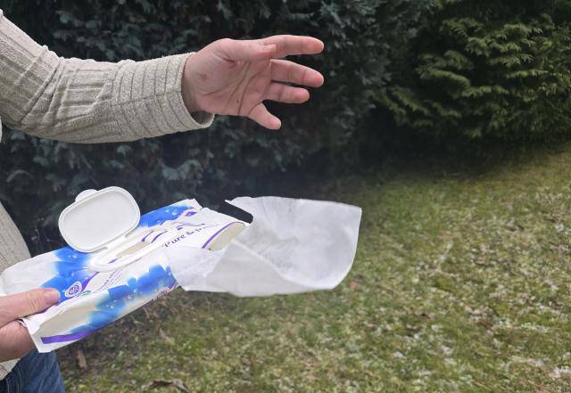 Přerov se zapojil do systému, který hradí úklid pohozených vlhčených ubrousků. Pro rok 2025 činí výše úhrady 0,79 koruny na obyvatele. „Využíváme tímto možnost získávat finance na úklid pohozených vlhčených ubrousků. Zapojili jsme se do systému PLASTIC WASTE FREE EPR, díky němuž město získá kompenzaci za úklid odpadu, jehož se lidé zbavují mimo odpadkové koše. Vlhčené ubrousky vypadají jako papírové kapesníky, ale obsahují plast a v přírodě se nerozkládají. Patří k nejrozšířenějším odpadům v krajině i městském prostředí,“ vysvětlil náměstek přerovského primátora Miloslav Dohnal.                               Číst dál...