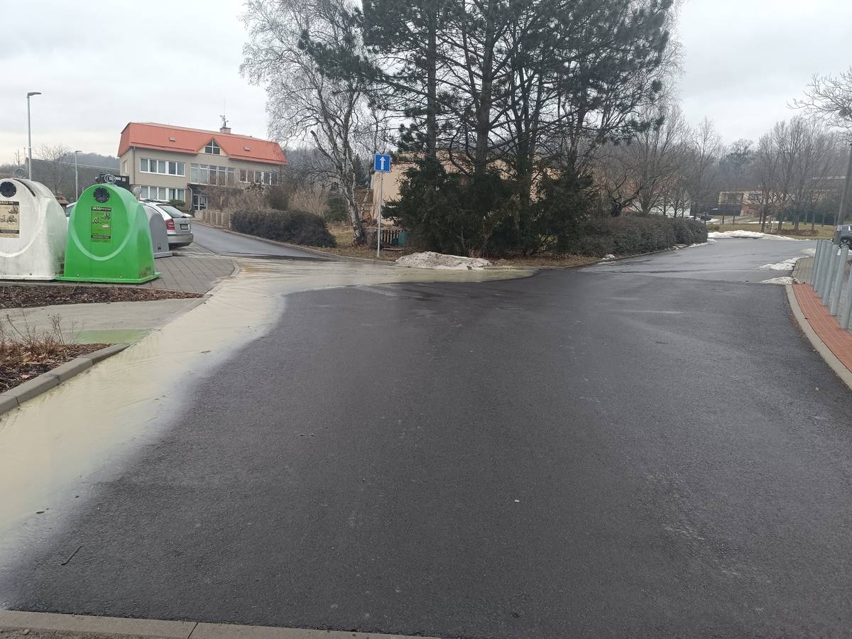 Závada je nahlášena a pracovníci VaK Přerov jsou na cestě k nám. Během opravy v následujících hodinách dojde v této lokalitě k odstávce dodávky vody. Po opravě a následeném odkalení porubí může dojít ke krátkodobému zakalení dodávané vody. Děkujeme za pochopení. Z.H.