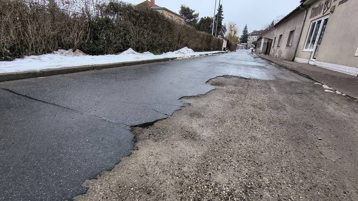 Ve středu 4. února byly nainstalovány dopravní značky v ulici Bukovinská (zákaz zastavení a jednosměrka), ve čtvrtek 5. února po 9 hodině bude vyznačena úplná úzávěra ulice Klenovské. Po dobu opravy bude opět obousměrná Bohdanečská u Mladoboleslavské. Dopravní opatření potrvá do soboty 7. února do 9:00 hod. Důvodem je oprava provizorní opravy povrchu vozovky. Půjde stále o opravu provizorní, trvalá oprava je možná až to klimatické podmínky dovolí.