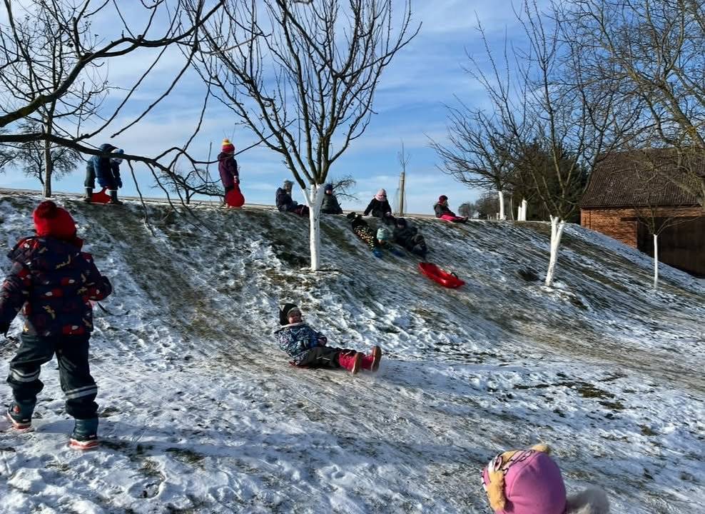 Není nad to, když si děti mohou užít zimu se vším všudy! Děti z naší školky nezahálí a zimní počasí využívají naplno. Stíhají nejen bobování na kopci a první pokusy na ledě, ale učí se i pomáhat přírodě přikrmováním zvířátek. 🥕 Je radost vidět, že i v mrazivých dnech je u nás plno smíchu a pohybu na čerstvém vzduchu. ☃️