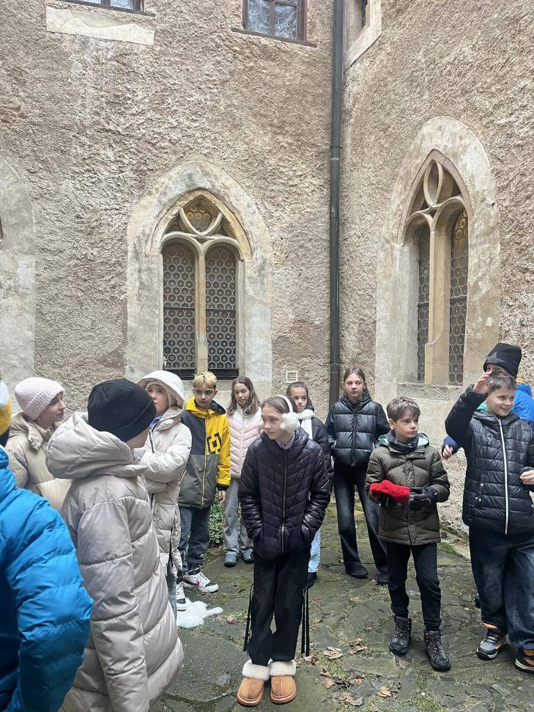 Třída 5. A navštívila Františkánský klášter ????️, který patří mezi významné historické památky našeho města. Během komentované prohlídky si žáci prohlédli jednotlivé prostory kláštera a dozvěděli se, k jakým účelům sloužily v minulosti i dnes.