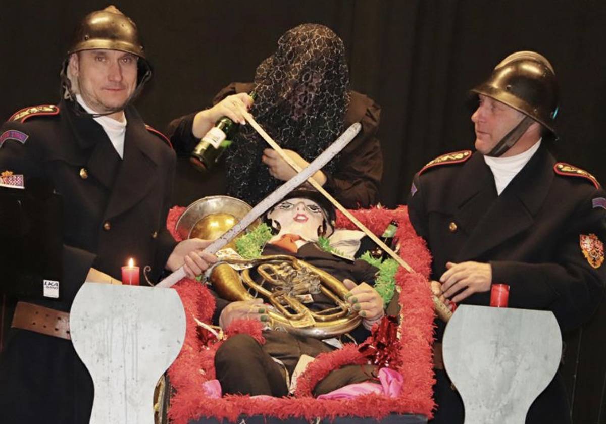 Seznam nemateriálních statků tradiční lidové kultury Kraje Vysočina se rozšířil o Ostatkovou zábavu s pochováváním Masopusta v Rozsochách. Jedinečný masopustní obyčej se zde dodnes koná v původním termínu – v úterý před Popeleční středou – a na Vysočině se v této podobě dochoval už jen tady. Tradiční veselice má pevný scénář i role – obřadník, zvoníci, stráž, vdova či farář. Do příprav se zapojují děti i dospělí, vyrábějí masky, hraje dechovka a nechybí ani veršovaný „ortel“, který s humorem glosuje uplynulý rok v obci. O zachování tradice se od roku 1990 stará TJ Rozsochy. Kraj nyní eviduje 13 tradic lidové kultury. Pokud znáte ve svém okolí výjimečný zvyk či slavnost, která by si zasloužila zachovat, ozvěte se Regionálnímu pracovišti tradiční lidové kultury při Muzeu Vysočiny Třebíč. Pomůžete uchovat jedinečné tradice pro další generace