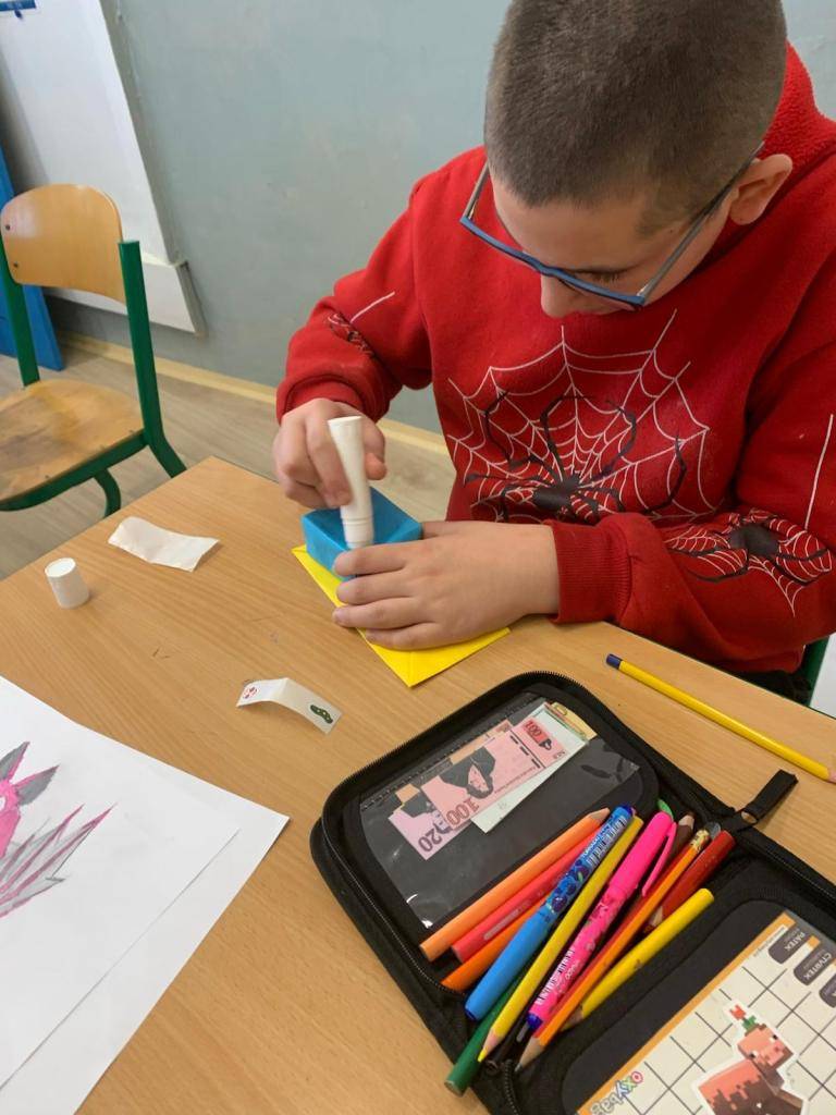 Pracovní vyučování  Výroba Valentýnky - přívěsek na klíče a krabička.