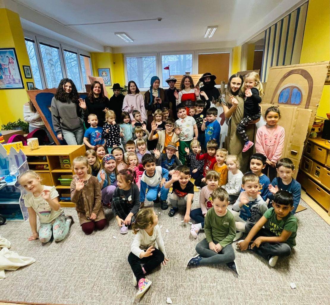 Třída 8. A navázala na své předchozí divadelní vystoupení a tentokrát se vydala do kadaňských mateřských škol, kde sehrála pohádku 12 měsíčků pro ty nejmladší diváky. ???? Starší žáci se s chutí ujali hereckých rolí a přizpůsobili své vystoupení dětskému publiku.