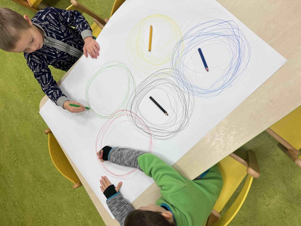 Ve zdravém těle, zdravý duch. Zimní sporty baví každého, včetně dětí. S dětmi jsme si vyzkoušeli pár sportů ze zimních Olympijských her a v pátek jsme si dokonce uspořádaly Lesní olympijské hry. Děti byly nadšené a jako každé vítěze i děti čekala odměna za splnění sportovních disciplín.