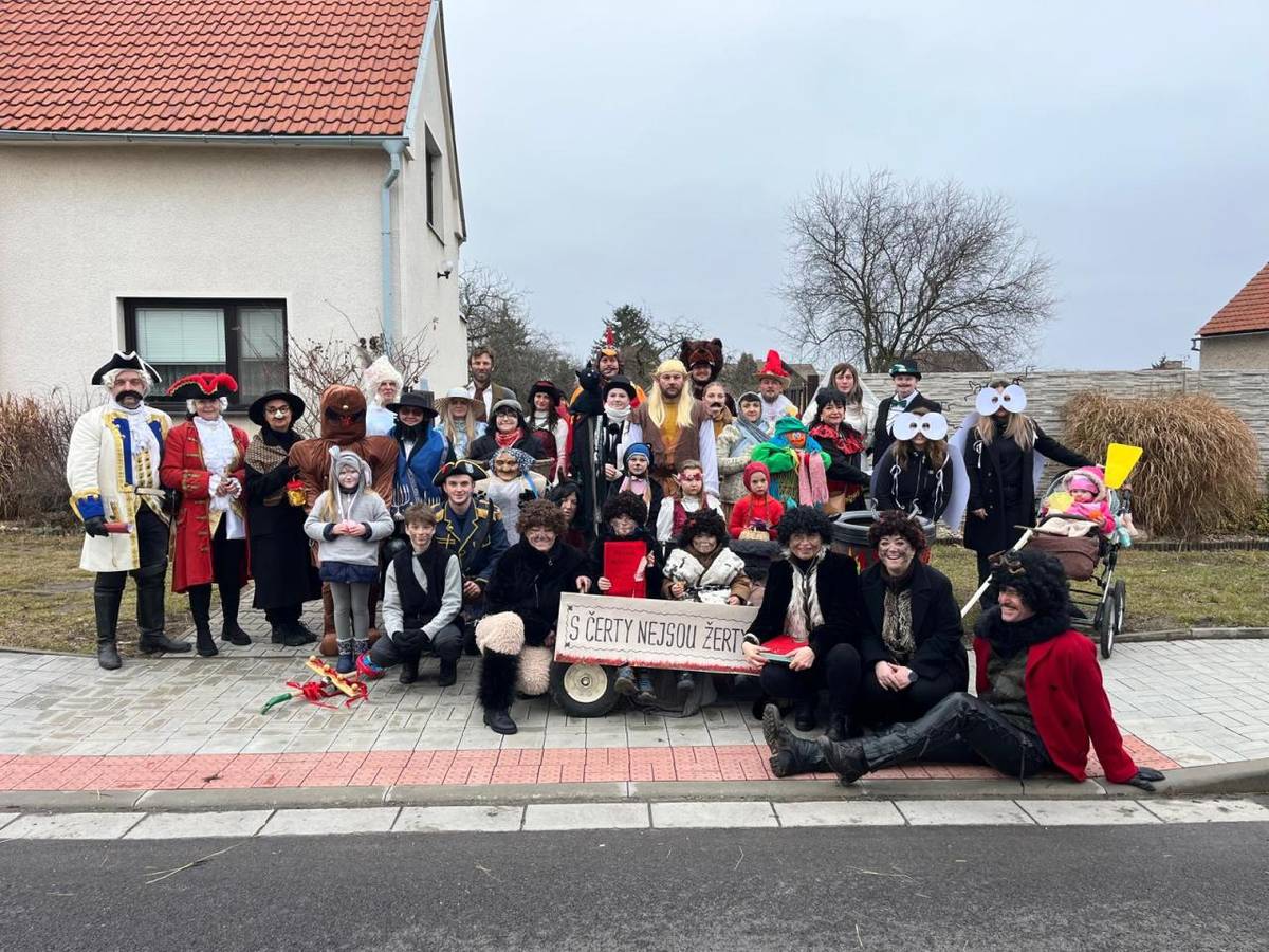 V sobotu se naše Jestřabí Lhota znovu proměnila v jednu velkou veselici. Masopustní průvod se sešel tradičně u Oběšáku a hned od prvních minut bylo jasné, že tohle bude povedený den. Počasí přálo, nálada byla skvělá a smích se nesl obcí od domu k domu.