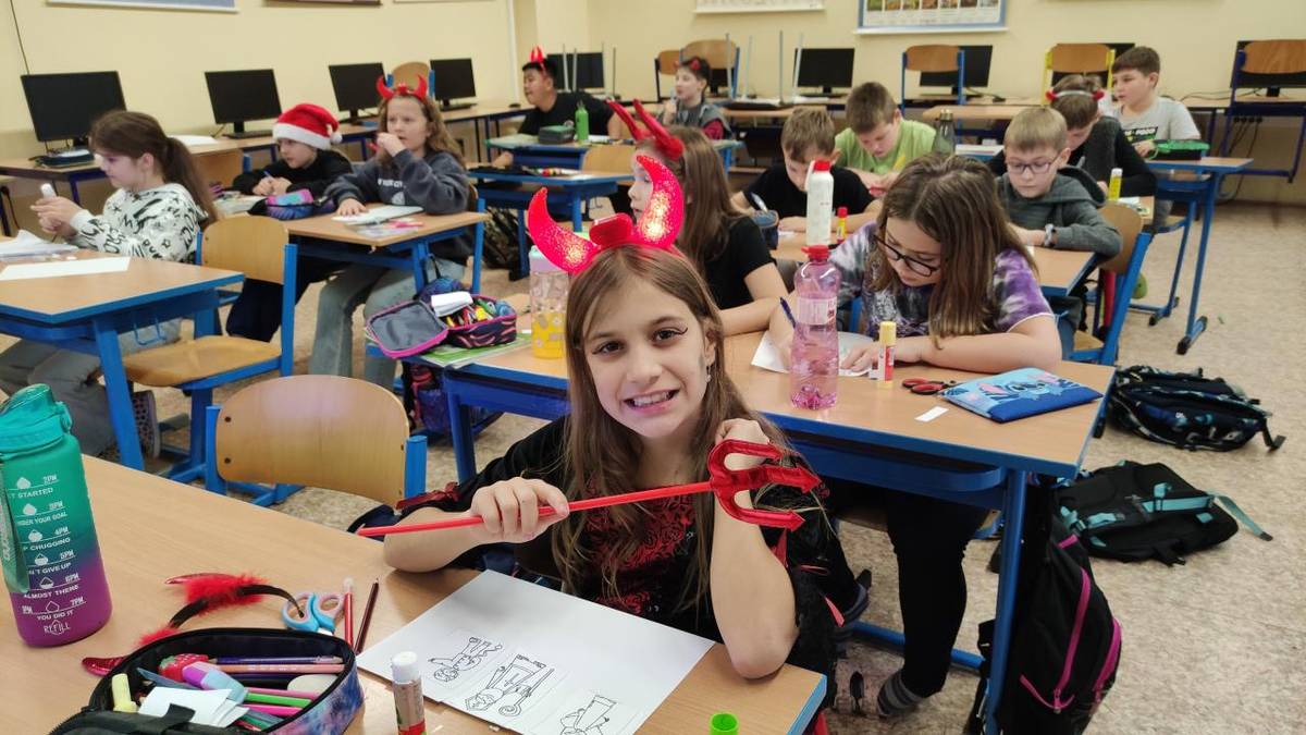 V průběhu prosince 2025 proběhly při hodinách AJ tematické hodiny zaměřené na advent a vánoční zvyky v Česku i v zahraničí.