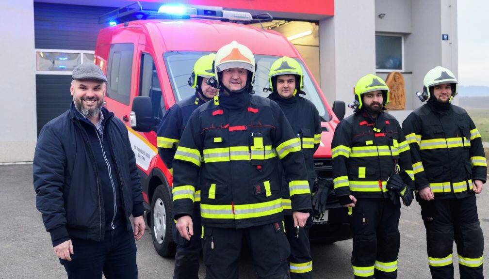 Zlín - Jednotka sboru dobrovolných hasičů Zlín - Štípa má ve svém vozovém parku nový dopravní automobil. Dosluhující vůz z roku 2005, který už nevyhovoval současným technickým ani provozním požadavkům, nahradil špičkově vybavený Ford Transit kombi M1. Sloužit bude především k přepravě zásahového družstva a k mimořádným událostem, zároveň jej budou využívat i mladí hasiči při cestách na soutěže a další akce.