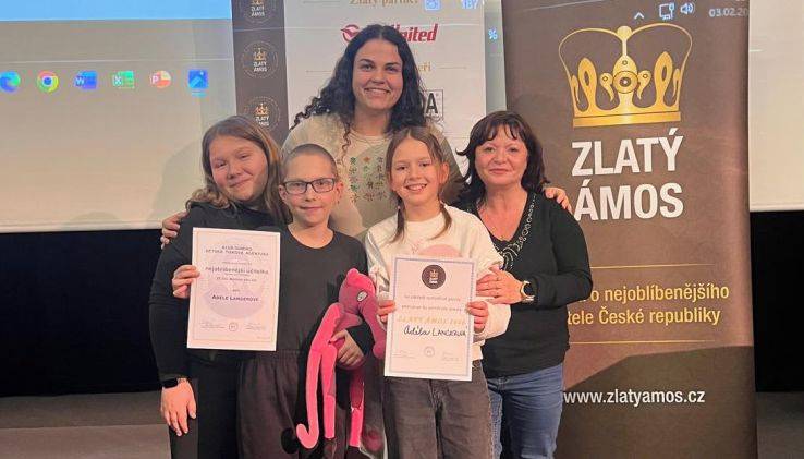 Zlín - Základní škola Zlín, Mikoláše Alše 558, má v letošním ročníku celostátní ankety Zlatý Ámos „želízko v boji“ o celkový úspěch. Žáci 5. A přihlásili do klání o titul nejoblíbenějšího pedagoga svou třídní učitelku Adélu Langerovou a nyní s napětím sledují její postup. Adéla Langerová se po úspěchu v únorovém regionálním kole v Ostravě dostala do pražského semifinále, které je na programu ve středu 11. března. Pokud uspěje i tam, čeká ji finále v pražském kongresovém centru Olšanka. To se skuteční v pátek 27. března.