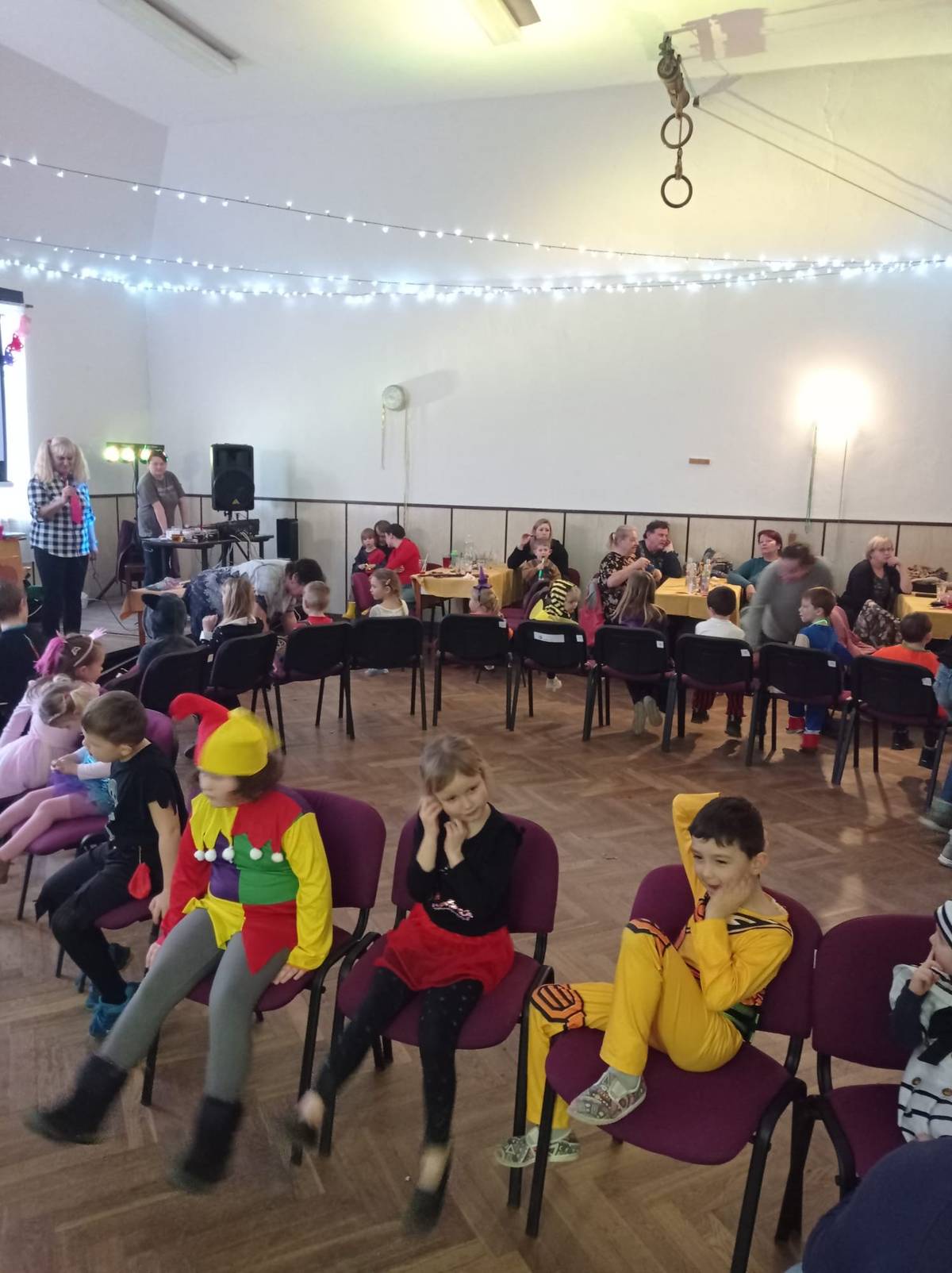 Sdílíme několik momentek z velmi povedeného tradičního dětského karnevalu ve Vračovicích-Orlově, který s velkým nasazením a energií uspořádal místní spolek TJ Sokol Vračovice-Orlov. 🎭✨ Sál sokolovny se v sobotu odpoledne proměnil v pestrý svět masek, smíchu a dětské radosti. Nechyběly soutěže, hudba, tombola ani sladké dobroty, které vykouzlily úsměv nejen dětem, ale i dospělým.