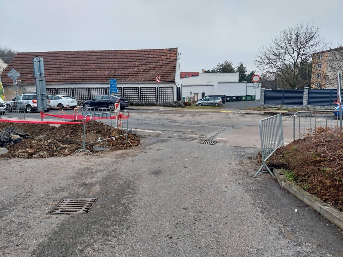 Z důvodu rozšíření veřejného osvětlení v ulici Kladenská je částečně překopán vjezd na parkoviště. Práce potrvají minimálně týden. Při vjezdu a výjezdu dbejte zvýšené opatrnosti.