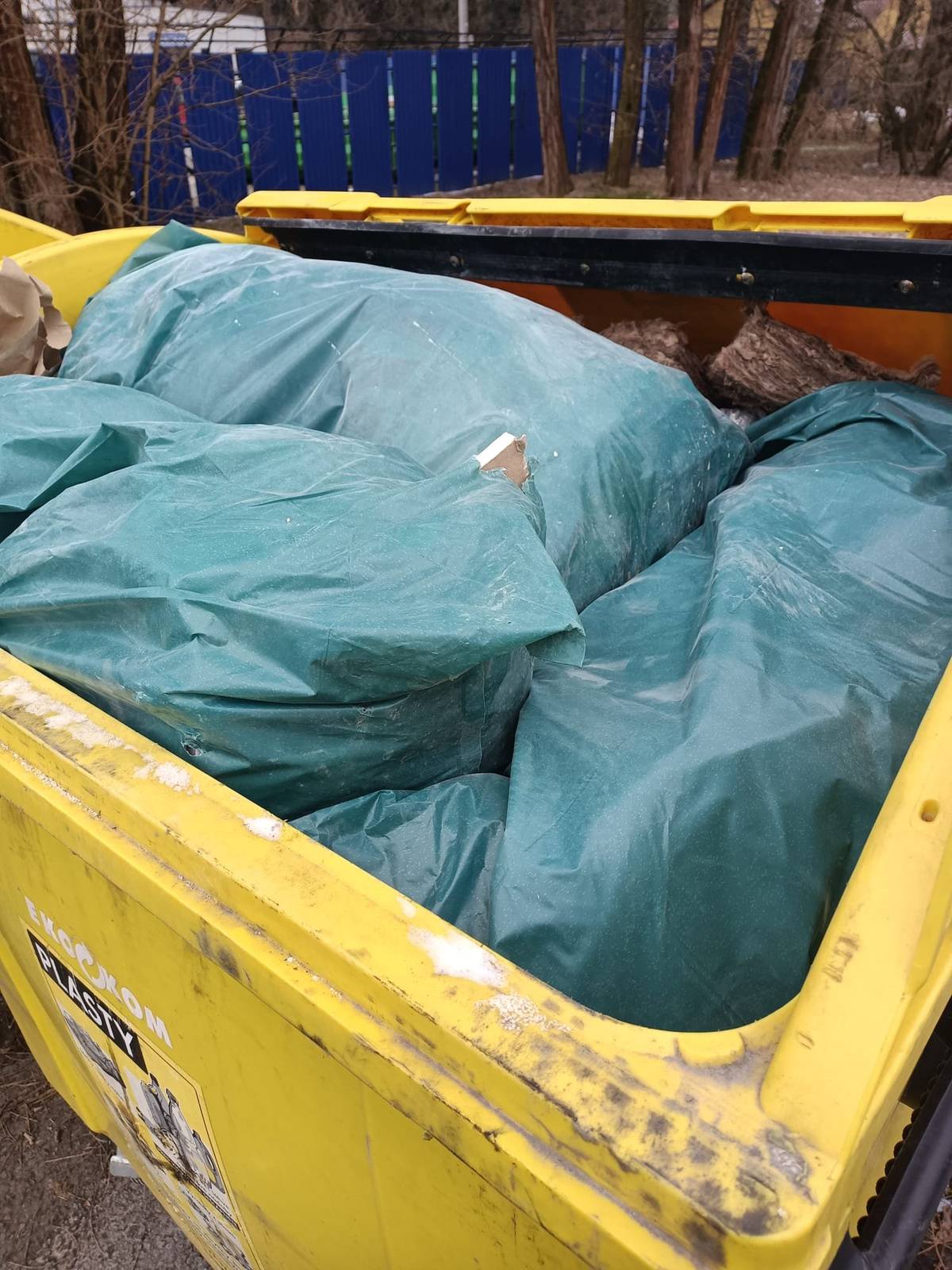 Kontejnery na tříděný odpad, které byly dosud umístěny před sběrným dvorem, budou nově přesunuty přímo do areálu Sběrného dvora. To znamená, že nově tak budou přístupné v rámci otevírací doby Sběrného dvora 🕙 Pondělí–pátek: 10:00–17:00 🕗 Sobota: 8:00–15:00 Sběrný dvůr i kontejnery na tříděný odpad jsou určeny výhradně pro obyvatele města Rychvald. Bohužel opakovaně docházelo k jejich zneužívání – zejména k ukládání nevhodného odpadu stavebními firmami a občany z jiných měst. ❗ Konkrétní případ, kdy stavební firma neoprávněně zaplnila 4 kontejnery na plast skelnou vatou a stavebním odpadem, byl oznámen MP Bohumín a bude řešen ve Správním řízení. Zároveň upozorňujeme na nadměrné plnění kontejnerů polystyrenem. ➡️ Polystyren prosím odevzdávejte přímo ve Sběrném dvoře, kde je shromažďován zvlášť do velkoobjemových vaků. 📄 V letáku „Jak správně třídit“ byla bohužel chybně uvedena informace, že lze ve sběrném dvoře odevzdávat také zeminu. ➡️ Sběrný dvůr na tento druh odpadu není uzpůsoben a zeminu zde nelze odevzdat. Tento odpad přijímají pouze specializované firmy. Za vzniklou chybu se omlouváme. 🙏 Děkujeme za pochopení a za dodržování pravidel třídění odpadu. Pomáháte tím udržet město čisté a systém funkční. 💚