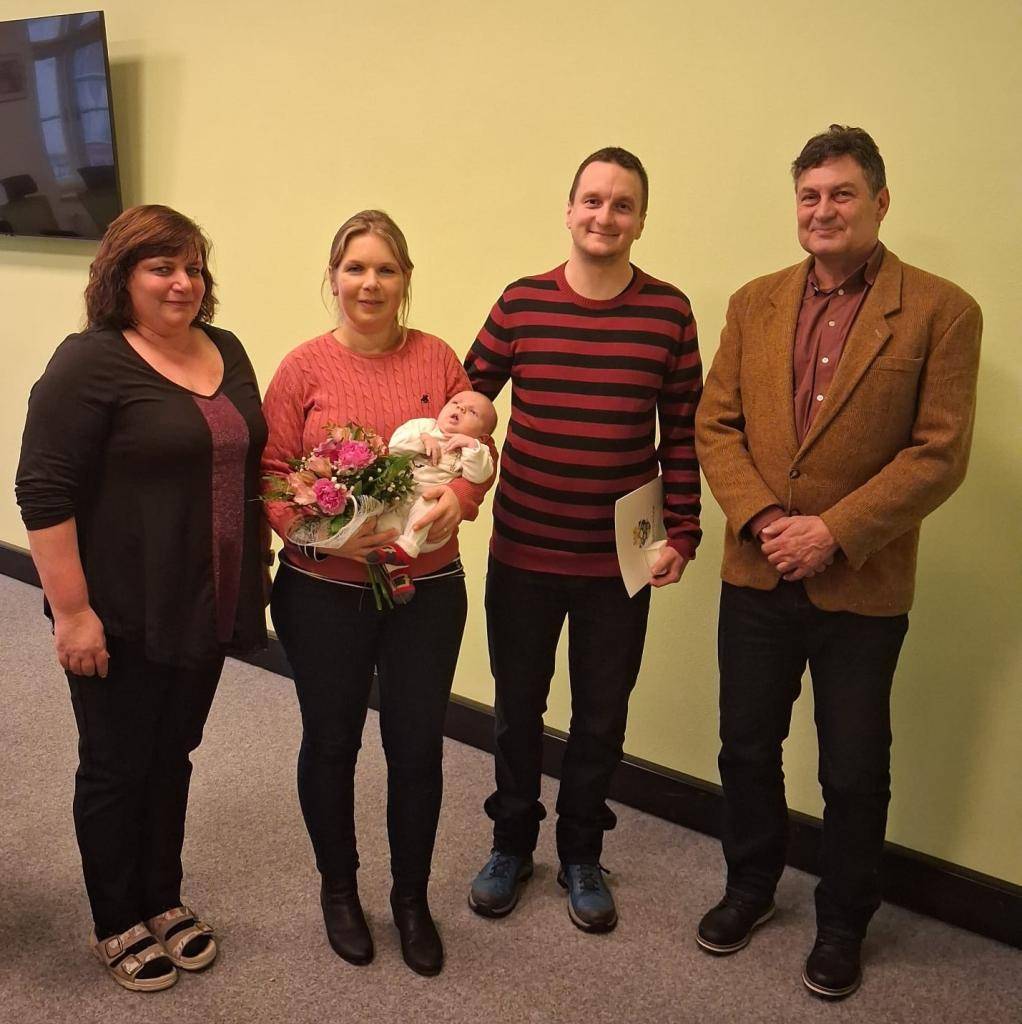 Starosta Hynek Blažek a místostarostka Věra Fialová přivítali v pondělí 2. února prvního občánka letošního roku. Jiří Šramar, který se narodil 6. ledna, obdržel zlatý řetízek s přívěskem a jeho maminka dostala kytičku. Rodině přejeme hodně štěstí a zdraví!