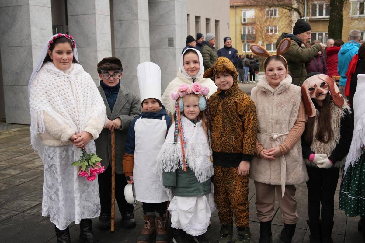 Námestie osloboditeľov opäť ožilo fašiangovou atmosférou. Tradičné slávnosti prilákali v sobotu 7. februára návštevníkov všetkých vekových kategórií.