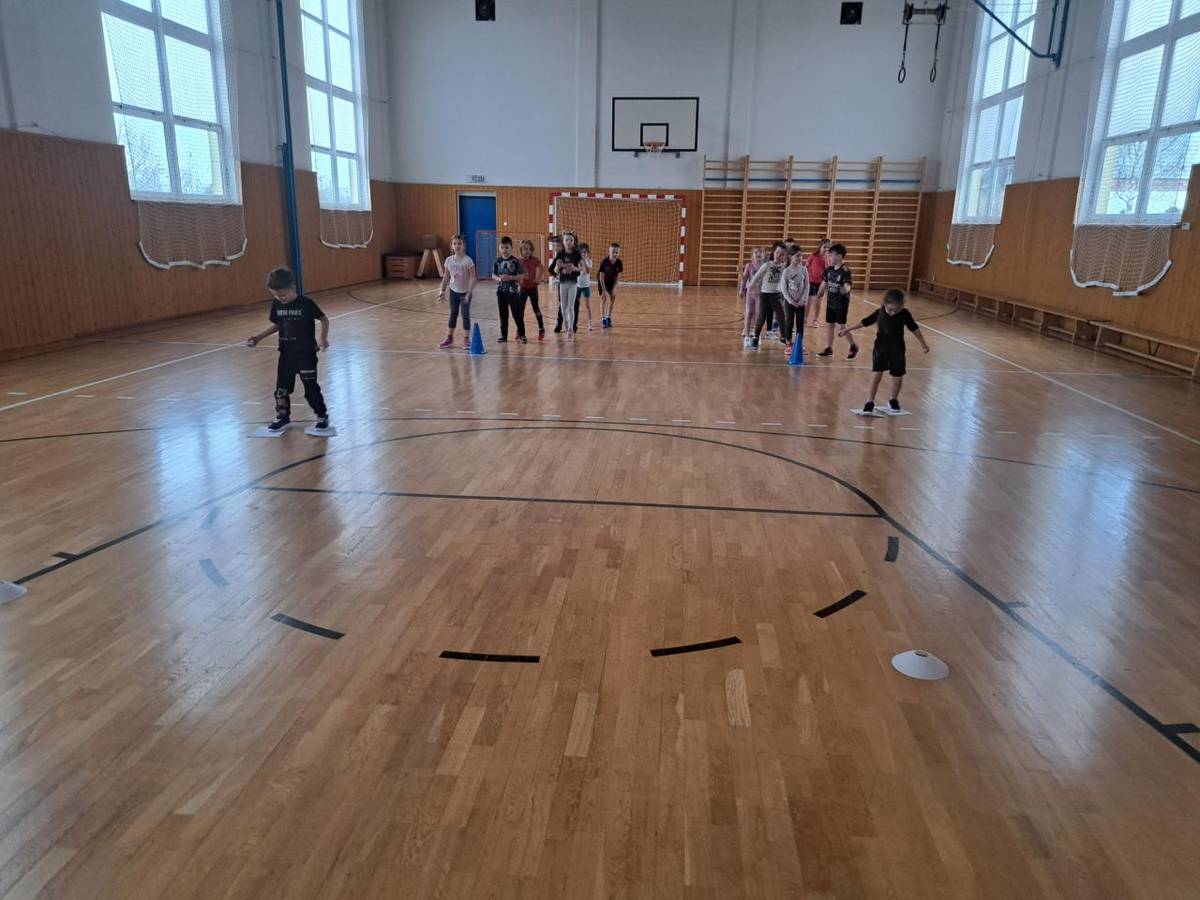 Na začátku února byla naše aktivita v družině jasná. Celý týden se nesl v duchu nadcházejících Zimních olympijských her. Naším cílem nebylo jen sledovat výkony profesionálů, ale vyzkoušet si pravou olympijskou atmosféru na vlastní kůži.