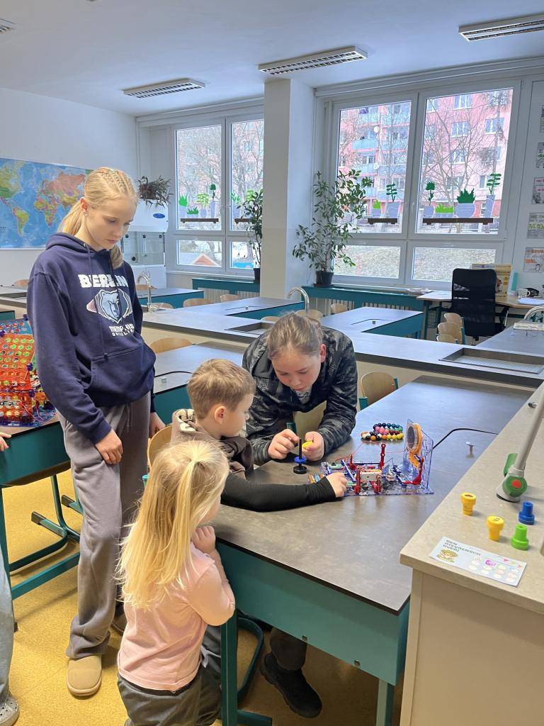 V odpoledních hodinách se naše škola otevřela rodičům s budoucími prvňáčky, kteří měli možnost nahlédnout do školního prostředí a seznámit se s tím, co je po nástupu do školy čeká. Společně si prošli prostory školy a na připravených stanovištích si děti mohly hravou formou vyzkoušet různé činnosti.