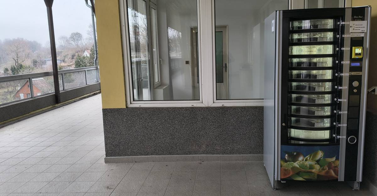 Od pondělí 9. února je na terase zdravotního střediska výdejní automat na jídlo. Obsluha automatu je jednoduchá: První krok: přiložením své platební karty k terminálu zaplatíte cenu jídla. Ta je u všech druhů stejná, totiž 130 Kč. Druhý krok: pomocí tlačítka si zvolíte vybrané jídlo. Třetí krok: počkáte, až se dvířka otevřou, vyndáme své jídlo – a můžete jít. Dvířka se po chvíli sama zavřou. Pokud si chcete vzít více jídel, prostě celý postup opakujete. Tento návod si nemusíte pamatovat. Automat jej má na sobě v písemné podobě. A také vám dá hlasové pokyny, jak postupovat. Budeme rádi, když nám dáte vědět, jak vám chutnalo.