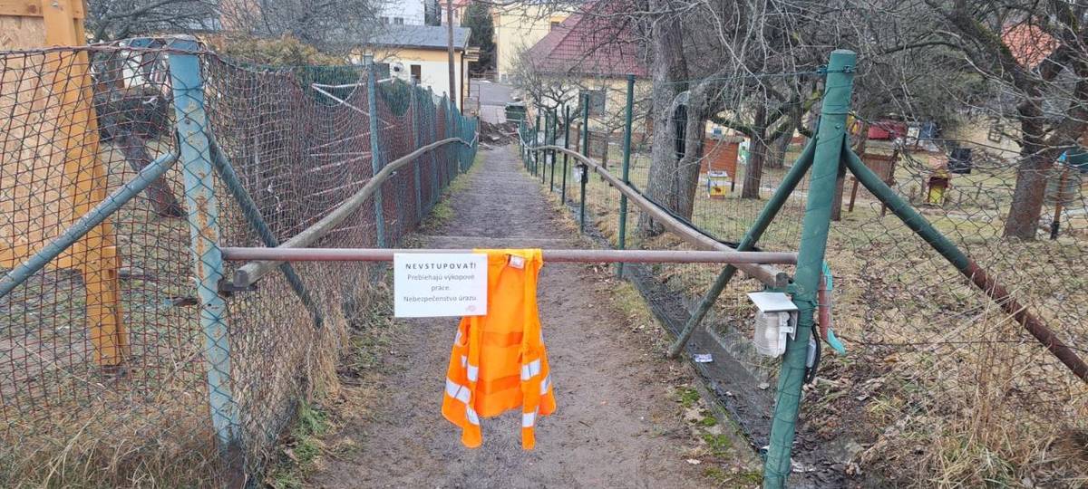 Z dôvodu prebiehajúcich výkopových prác je až do odvolania dočasne uzavretý peší prechod medzi materskou školou (MŠ) a ulicou Pod Žiarom.