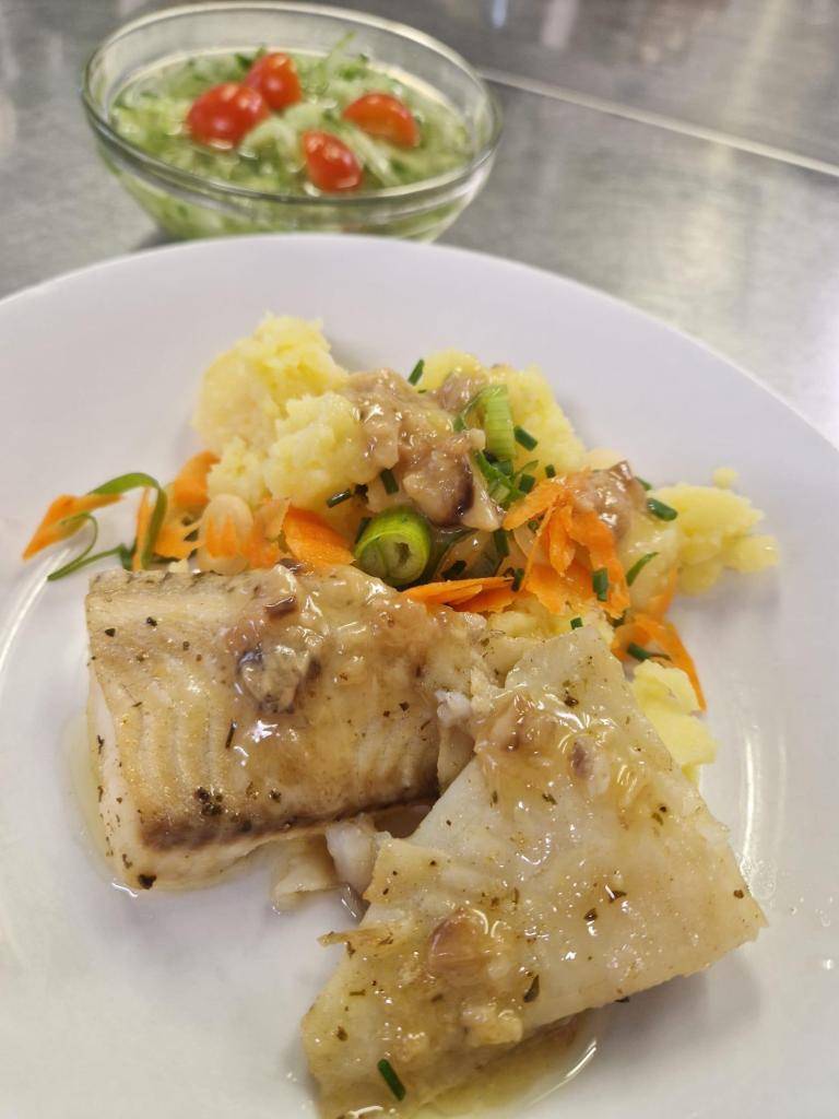 Ve čtvrtek (5. 2.) si děti pochutnaly na rybím filetu na česneku se šťouchaným bramborem, zeleninou a okurkovým salátem.