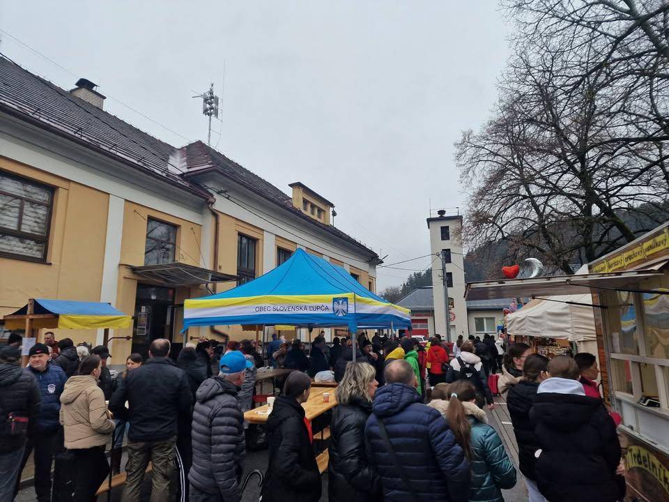 FAŠIANGOVÁ ZABÍJAČKA Obec Slovenská Ľupča organizovala ďaľší úspešný ročník fašiangovej zabíjačky. Tešíme sa, že aj napriek daždivému počasiu ste nás poctili hojnou návštevou a všade vládla skutočne skvelá nálada. Vychutnať ste si tak mohli kultúrny program, ako aj zabíjačkové špeciality a iné dobroty, ktoré na vás čakali pred miestnym kultúrnym strediskom. Poďakovať za prípravu by som chcel zamestnancom úradu, našim hasičom, dobrovoľníkom ako aj účinkujúcim a predajcom.  S úctou Roland Lamper, starosta obcehr ukázať príspevok na a href="https://www.facebook.com/576136354517748/posts/1486471416817566"b style="color: blue;"Facebook Obec Slovenská Ľupča/b/a img src="https://data.slovenskalupca.sk/_pocitadlo_titulka.php?id=c2922929daa0e8fd7f43847e26cbfcda"