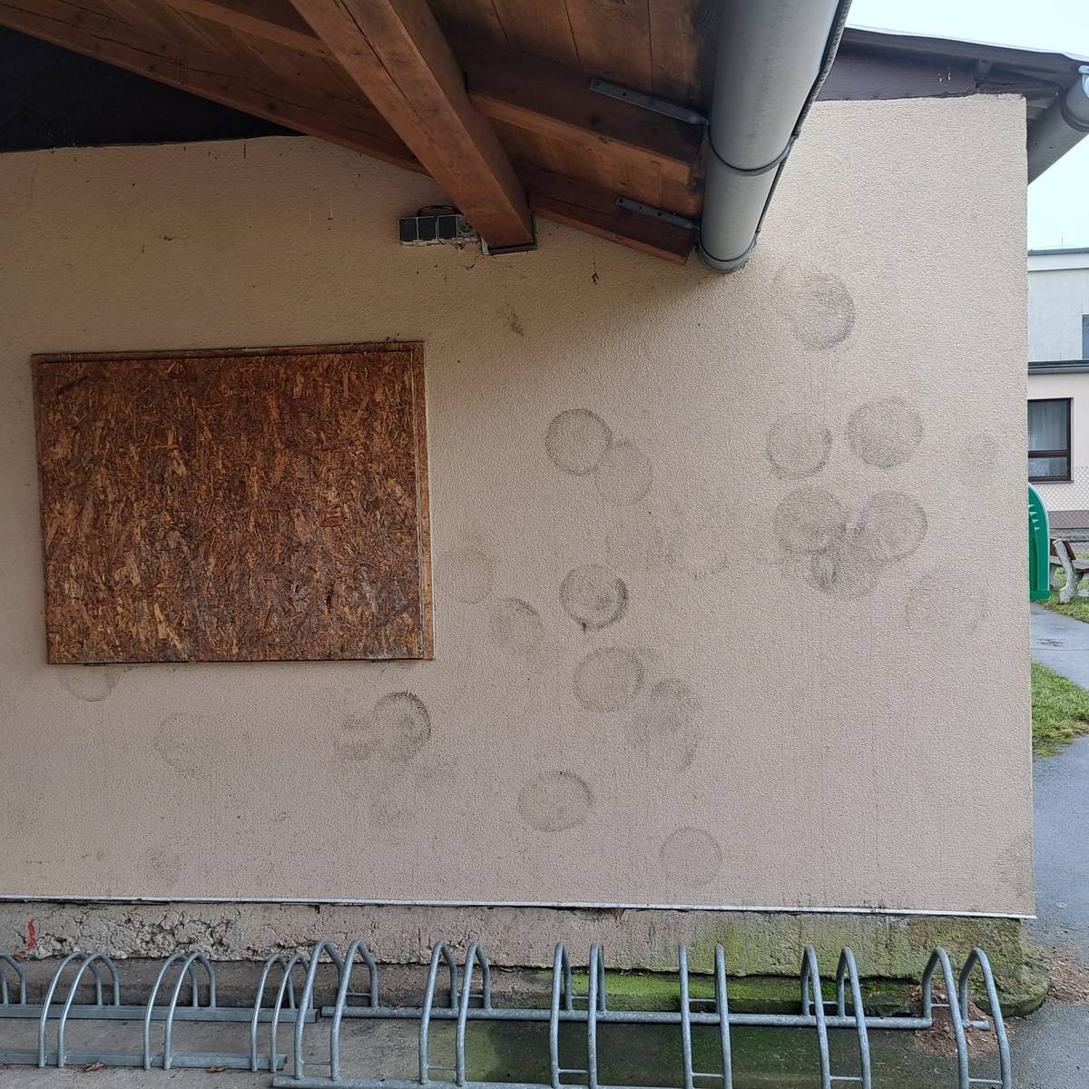 Vážení rodiče, měli byste občas poučit své děti, že zeď v pergole u veřejného hřistě není zrovna nejvhodnější cíl na trénink kopů. Poptejte se dětí, kdopak  z nich se tam v patek nebo v sobotu podepsal a přiďte se na obec domluvot k nápravě tohoto poškození.