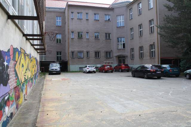 Školní hřiště u Základní školy Boženy Němcové v Přerově čeká kompletní rekonstrukce. Stávající sportovní areál je dlouhodobě ve špatném technickém stavu a už nevyhovuje současným požadavkům na bezpečnost, funkčnost ani kvalitu sportovního vyžití dětí. Město proto schválilo zadávací podmínky a zahájilo výběrové řízení na dodavatele stavebních prací.                               Číst dál...