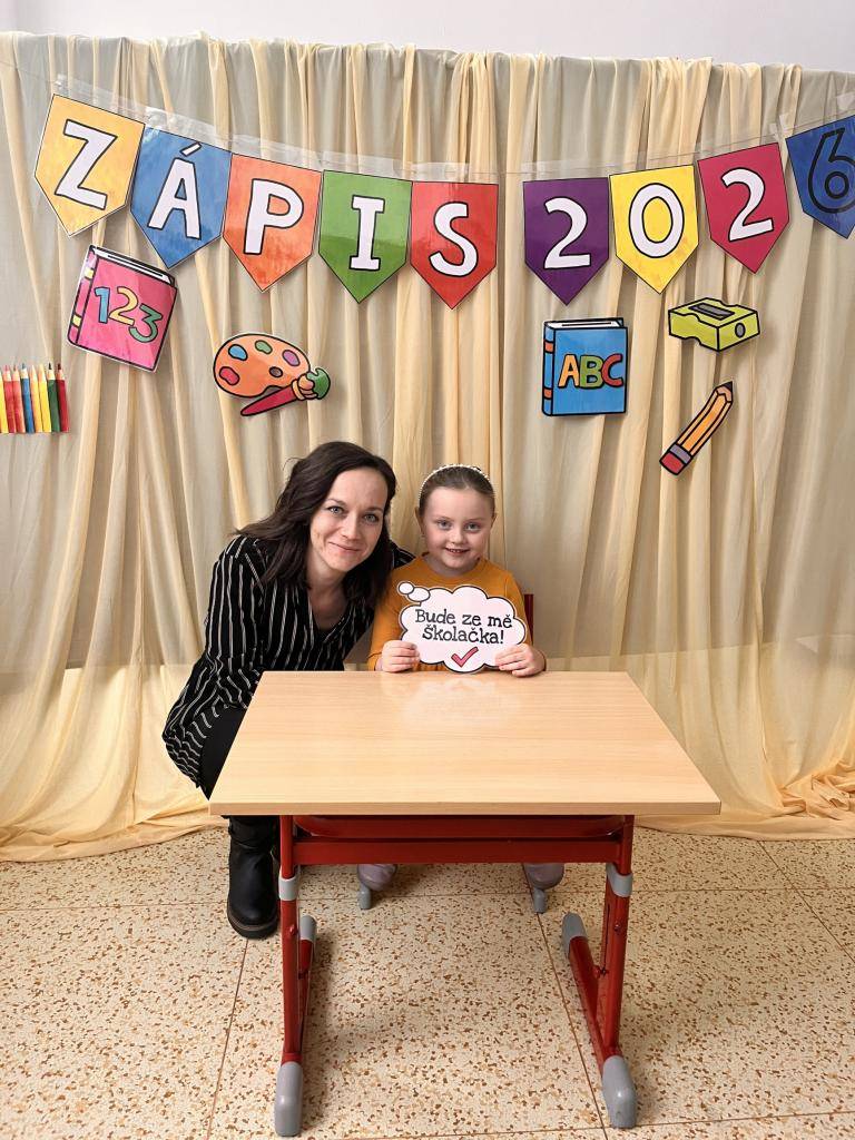 Budoucí prvňáčci poprvé ve školních lavicích.