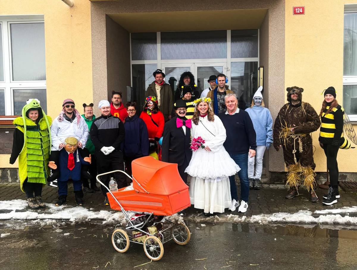 Na svůj každoroční pochod obcí právě jdou oblíbené masopustní postavy.