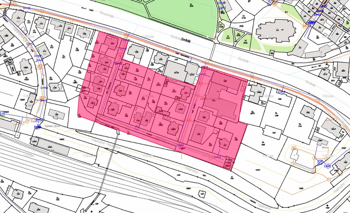 📅 dnes 9. 2. 2026 Z důvodu havárie vodovodního řadu bude dnes dočasně přerušena dodávka pitné vody ve městě Frýdlant. 📍 Omezení se týká ulic: • Smetanova • U Hráze • Tyršova • Komenského – pouze č. p. 736 a 681 (dle vyznačeného polygonu) ⏰ Předpokládaná doba přerušení: 08:00–14:00 hod. (nebo po dobu nezbytně nutnou k odstranění poruchy) Dotčeným odběratelům byla zaslána SMS zpráva o omezení dodávky. Po opravě provede Frýdlantská vodárenská společnost, a.s. odkalení vodovodních řadů v dotčené oblasti. 👉 Doporučujeme odtočení vody z vnitřních rozvodů a přípojky. Za vzniklé potíže se omlouváme a děkujeme za pochopení. Frýdlantská vodárenská společnost, a.s.