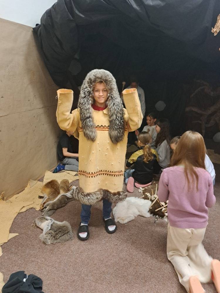 Čtvrťáci zahájili dějepisnou část vlastivědy ve druhém pololetí návštěvou programu Lovci a sběrači ve Sládečkově vlastivědném muzeu. Zde si mimo jiné vyzkoušeli hru na pravěké hudební nástroje, vyrobili si dobový náramek a venku stříleli z také luku na pomyslného zajíce.