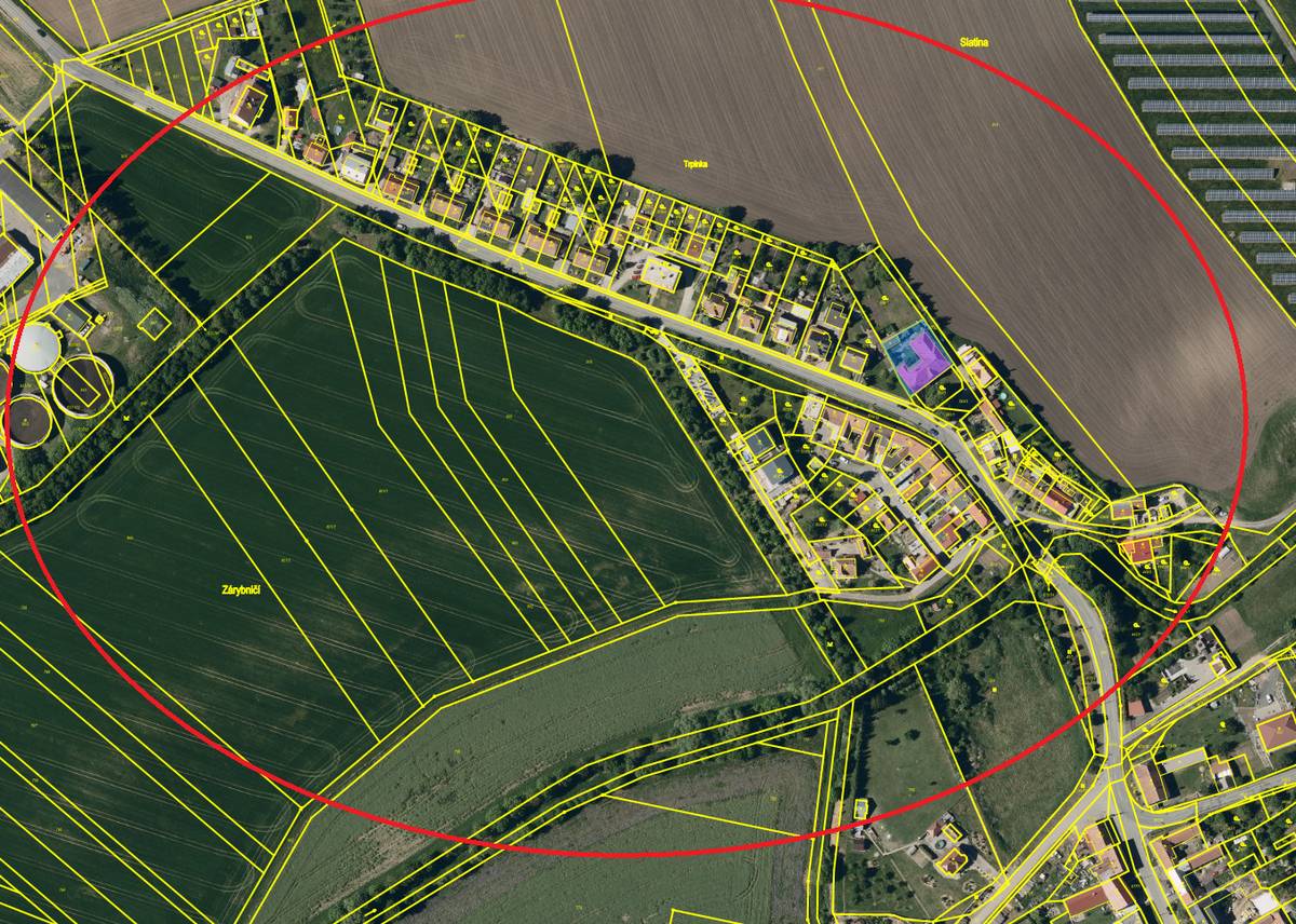 Vážení spoluobčané, chtěli bychom vás informovat o technické závadě na veřejném osvětlení, která aktuálně postihuje horní polovinu naší obce. Pravděpodobně se jedná o komplikovanější poruchu, jejíž přesné místo se nám zatím nedaří identifikovat a projevuje se nárazovými výpadky. Na odstranění problému pracujeme. Prosíme vás o zvýšenou opatrnost při pohybu v této části obce po setmění. Omlouváme se za způsobené nepříjemnosti a děkujeme za vaši trpělivost.