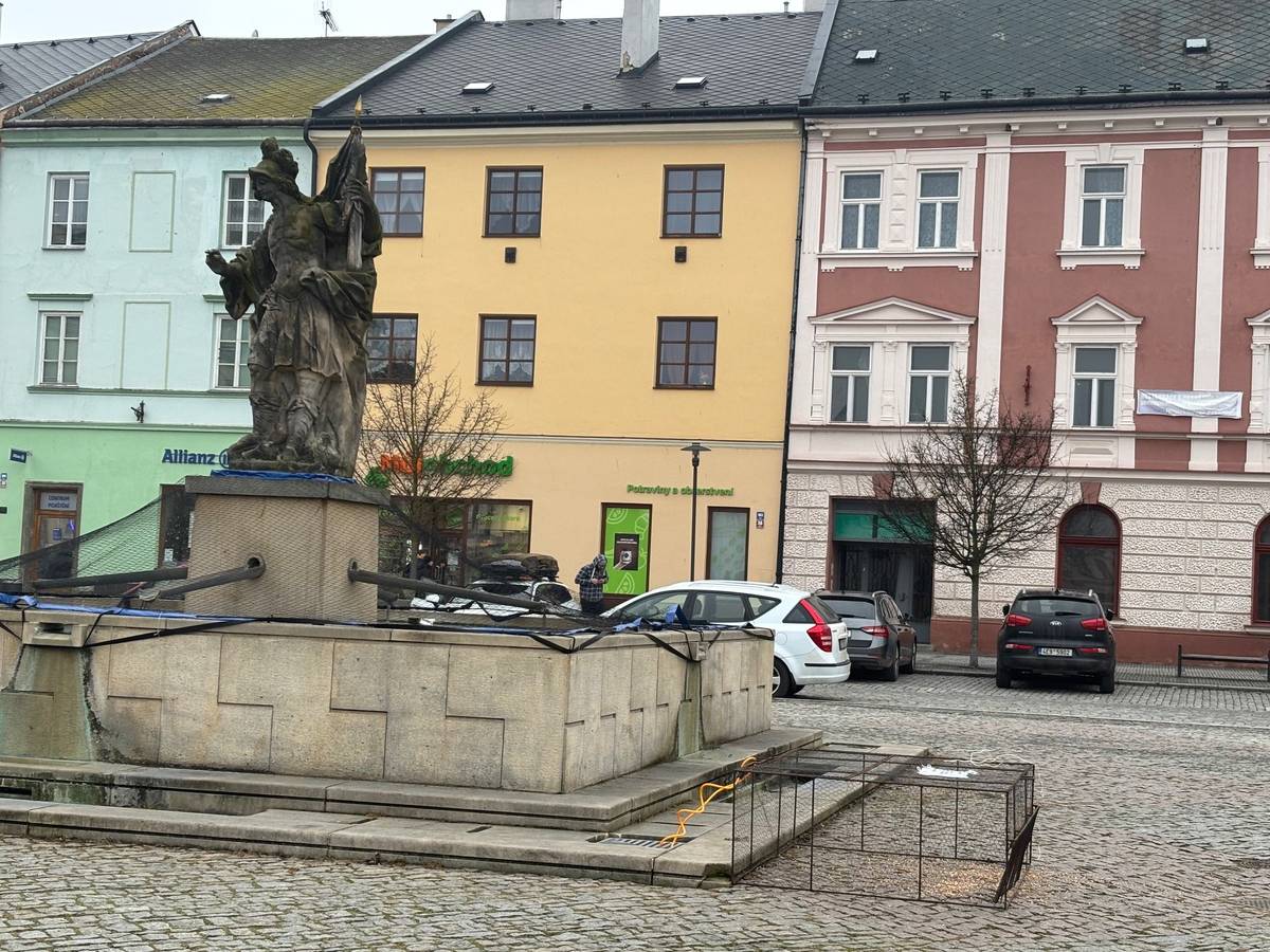 Dnešního dne jsme instalovali odchytové místo v centru města - přímo na náměstí T. G. Masaryka.   Prosíme všechny kolemjdoucí, aby na klec nesahali. Místo pravidelně kontrolujeme a odchycené jedince bezpečně přemístíme do našeho městského holubníku_Moravskotřebovský městský holubník     Děkujeme   Více informací k holubníku bit.ly/holubníkMT