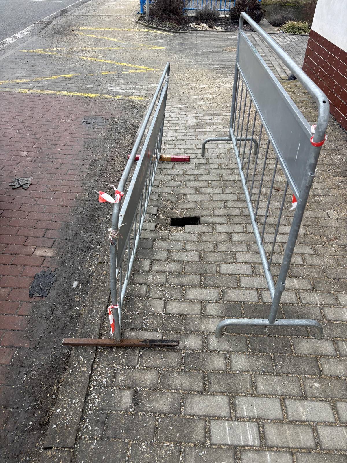 U domu č. p. 190 na Benešově náměstí je propadlá část chodníku a vznikla zde kaverna. Dbejte zvýšené opatrnosti. Na odstranění závady se pracuje.       Ivo Klimeš, starosta