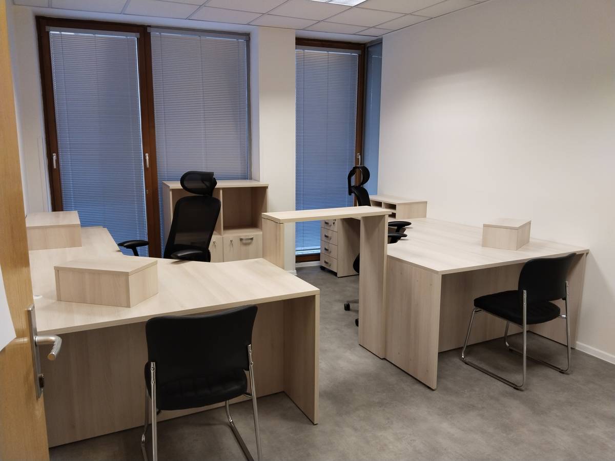 Začátkem letošního roku započaly na Městském úřadě Hlučín práce, jejichž cílem je logičtější uspořádání kanceláří a přesun pracovišť, které občané navštěvují nejčastěji v přízemí, aby byl pro klienty zajištěn maximální komfort. Stěhování vybraných pracovišť je naplánováno v několika etapách tak, aby byl provoz úřadu omezen jen v nezbytně nutné míře.   První velká změna se týká agendy řidičských průkazů. Prostory nového pracoviště byly zrekonstruovány a zmodernizovány, došlo k výměně podlah i nábytku.   V druhé polovině ledna pak proběhlo stěhování. Řidičské průkazy tak můžete vyřídit v přízemí budovy C, nově v kanceláři C101.   Následovat bude přesun živnostenského úseku. Přípravné práce začaly již v průběhu ledna. Celý živnostenský úsek bude úřadovat z nových prostor od pondělí 2. února. Najdete je v přízemí budovy C, v kancelářích C 106 a C 107.   Poslední plánovanou změnou v tomto bloku bude přesun pracovníků vodoprávního úřadu v průběhu února 2026.   Uvědomujeme si, že stěhování a s ním spojený hluk či dočasně uzavřené kanceláře mohou způsobit komplikace při vyřizování vašich záležitostí. V naléhavých případech doporučujeme před návštěvou konkrétního pracovníka telefonicky ověřit jeho aktuální dostupnost. Za tento nezbytný diskomfort se vám omlouváme a děkujeme za pochopení.   #hlucin #mestohlucin #modernizace