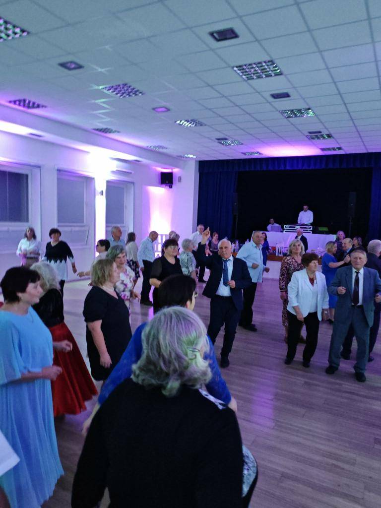 Dňa 5. februára 2026 sa v Kultúrnom dome v Bzinách uskutočnil Ples seniorov, na ktorom sa stretli zástupcovia základných organizácií Jednoty dôchodcov na Slovensku (JDS) okresu Dolný Kubín.