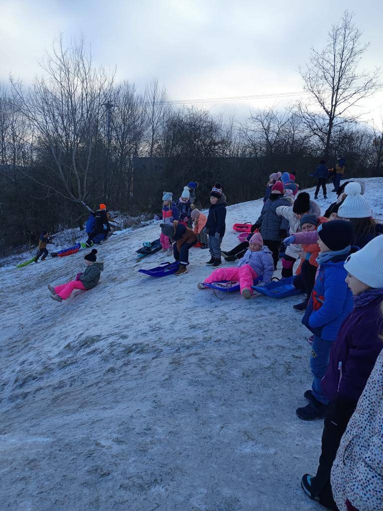 Konečně jsme se dočkali pravé zimy.Hurá s prdeláky na kopec!