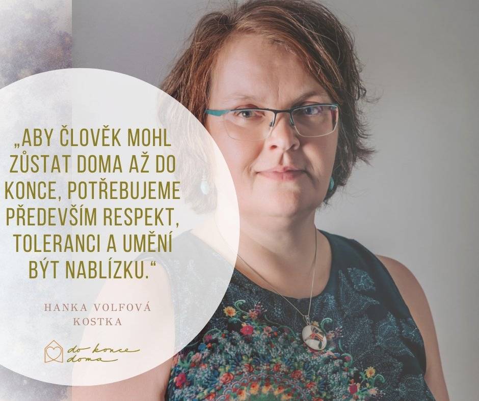 Rozhovor s Hankou Volfovou, ředitelkou organizace Kostka Krásná Lípa – 2. část  Jaké hodnoty jsou v péči o seniory a lidi v závěru života skutečně důležité? Podle Hanky Volfové začíná všechno u respektu k člověku a jeho přání.  Ve službě osobní asistence má každý klient svůj plán. Ne jen jako dokument, ale jako dohodu o tom, co potřebuje a co mu pomáhá zachovat kvalitu života. Pokud si člověk přeje zůstat doma a zachovat si své zvyklosti, potřebujeme především toleranci. Pokud má mít možnost rozhodovat o svých věcech, potřebujeme respekt. A pokud si přeje prožít závěr života doma, potřebujeme umění doprovázet.  Péče není jen o úkonech. Je o přítomnosti. O spolupráci. O schopnosti vnímat, kdy pomoci a kdy jen tiše být nablízku.  „Aby si klient mohl dál rozhodovat o svých věcech, potřebujeme respekt. A k tomu, aby klient mohl zemřít doma, potřebujeme umění doprovázet,“ říká Hanka Volfová.  Právě tyto hodnoty jsou základem platformy Šluknovsko pečuje a iniciativy Do konce doma. Společně hledají cesty, jak umožnit lidem zůstat tam, kde se cítí bezpečně. Doma.